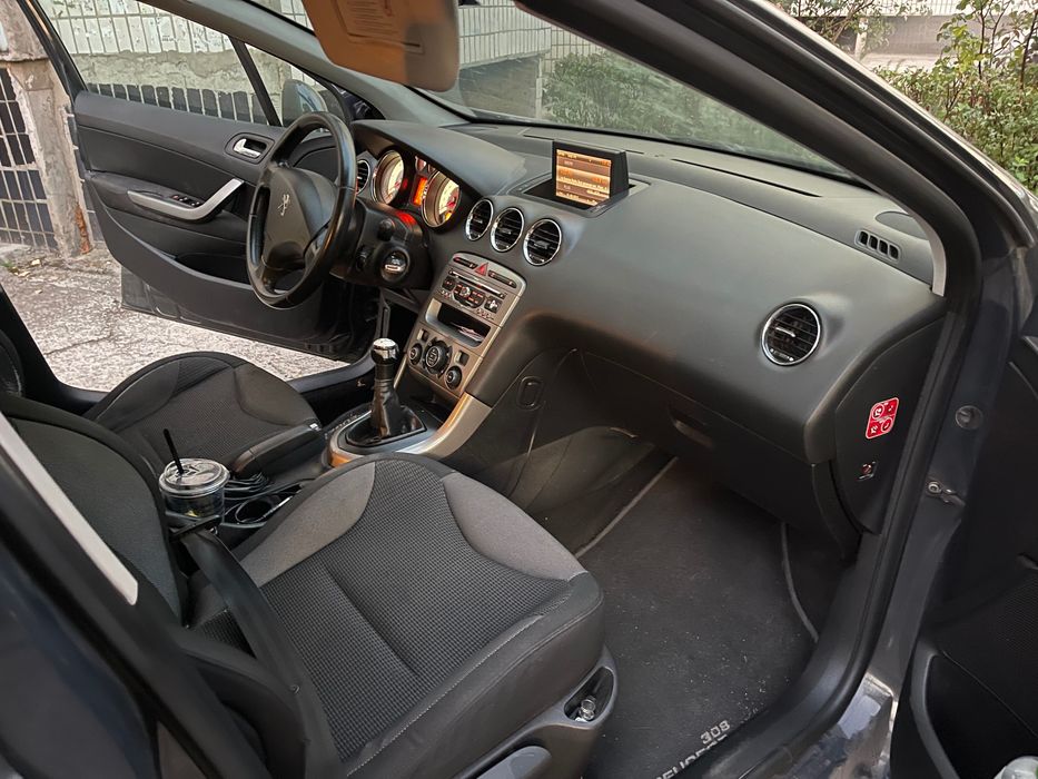 Машина пежо /308