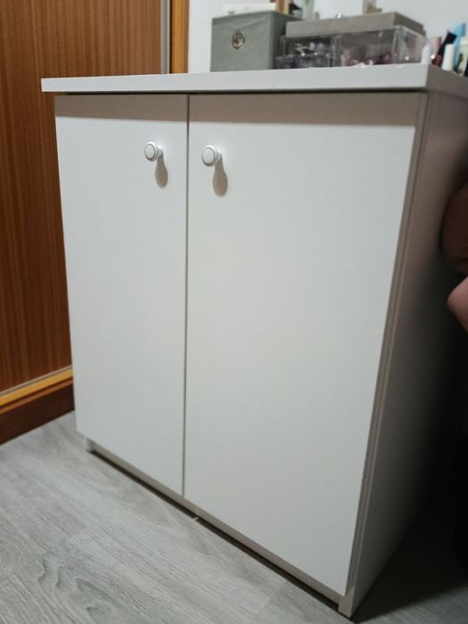 Armário com duas portas, tem três prateleiras por dentro. Está NOVO.