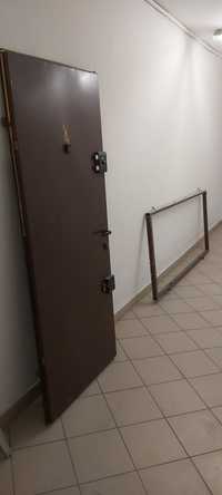 Drzwi wejściowe stalowe prawe