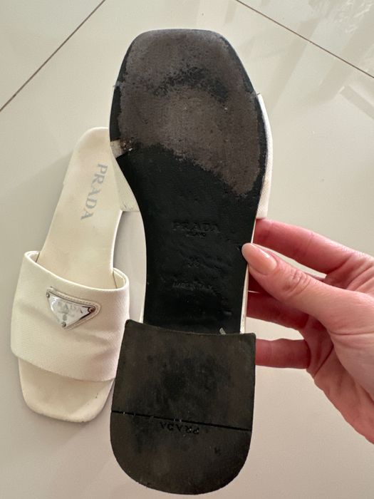 Оригінальні шльопанці Prada