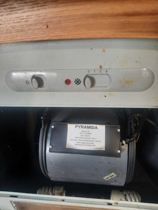 Витяжка майже нова Piramida