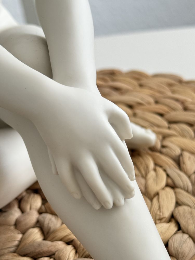 Figurka Hutschenreuther C.Werner kobieta siedzaca