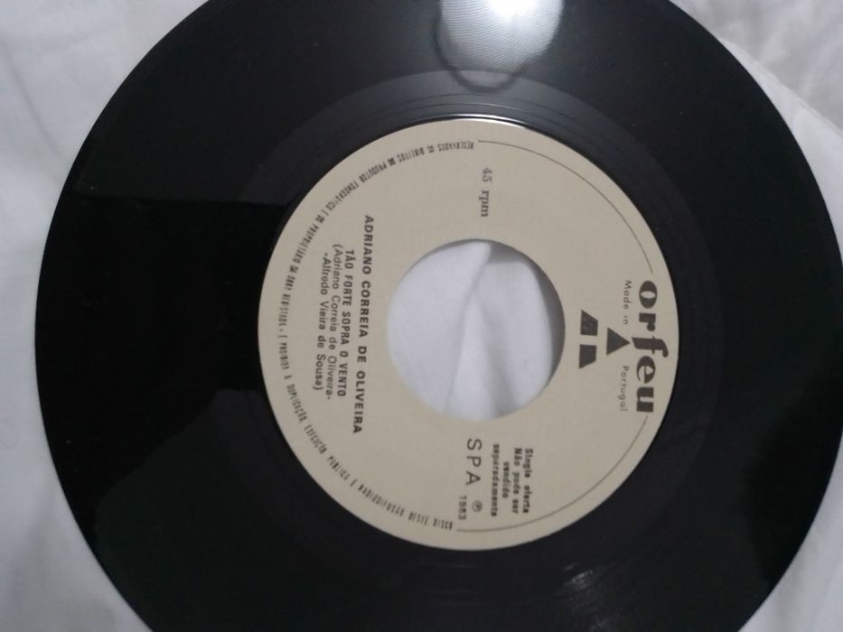 Single de Adriano Correia Marques novo