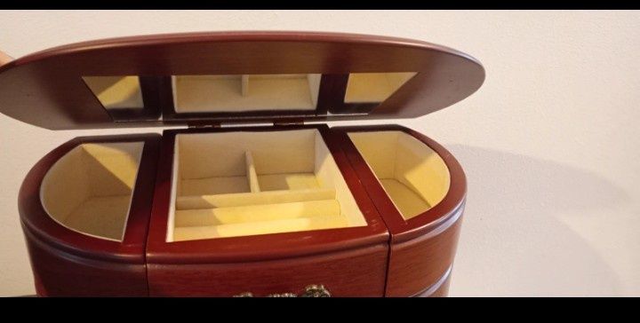 Szkatułka na biżuterię klasyczna drewniana