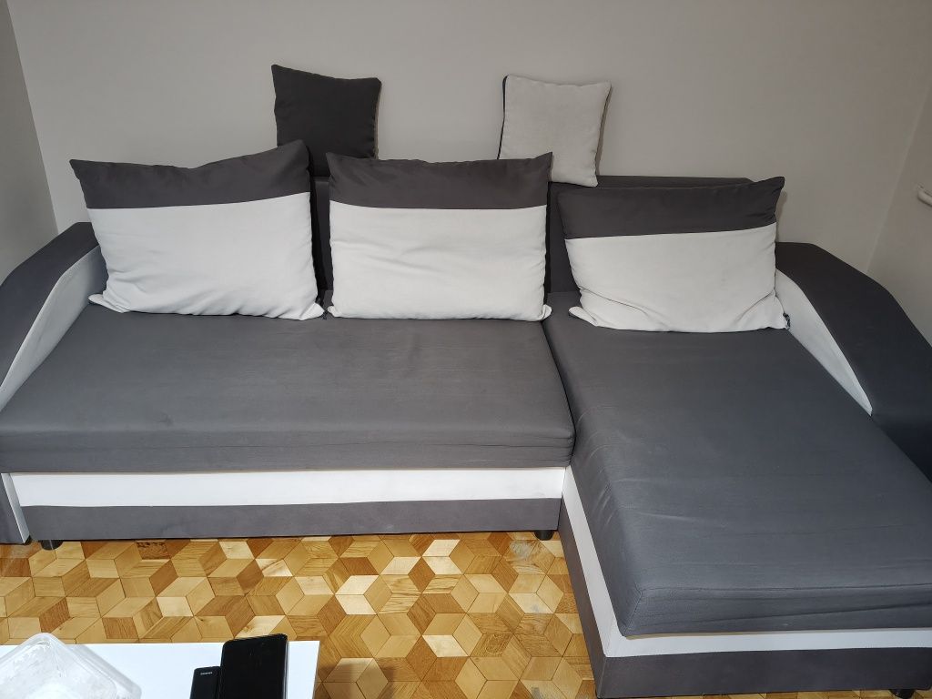 Narożnik z funkcją spania+2 pufy