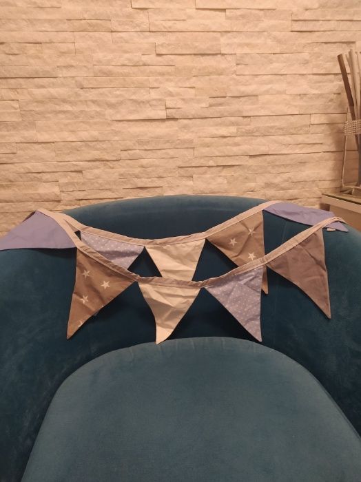 Sprzedam nową girlanda – proporczyk składającą się z 10 trójkątów.