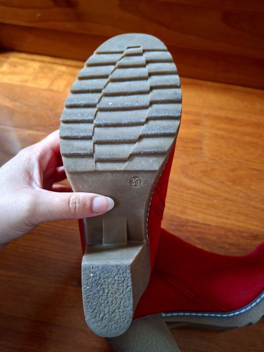 Botas vermelhas tecido pele de pêssego da Cristina Ferreira