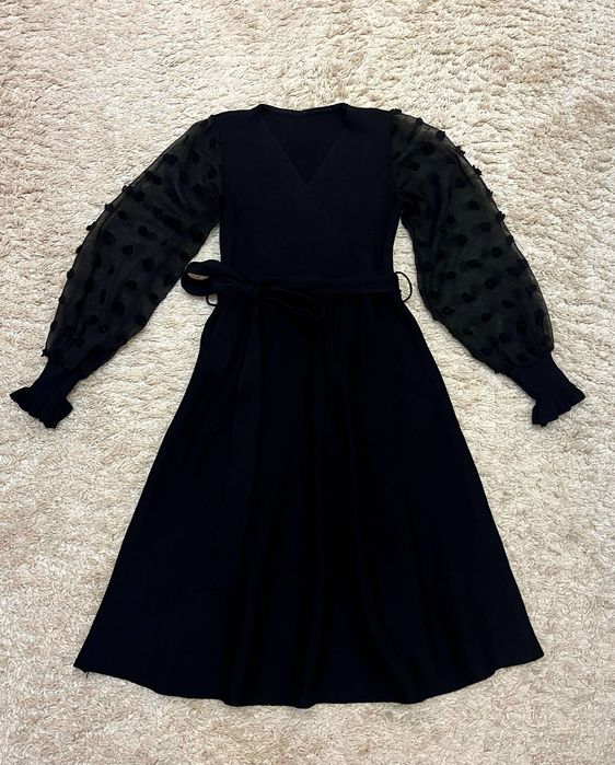 Елегантна чорна сукня з акцентними рукавами