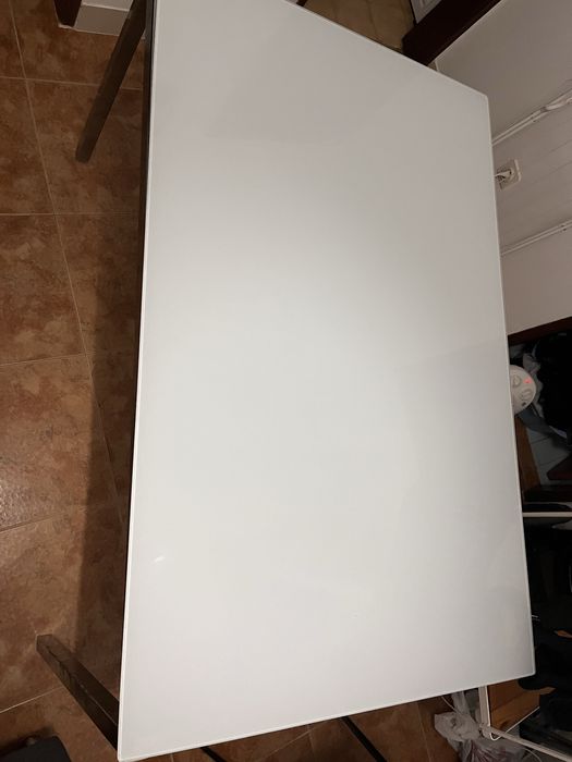 Mesa de jantar de vidro branco e sistento de metais