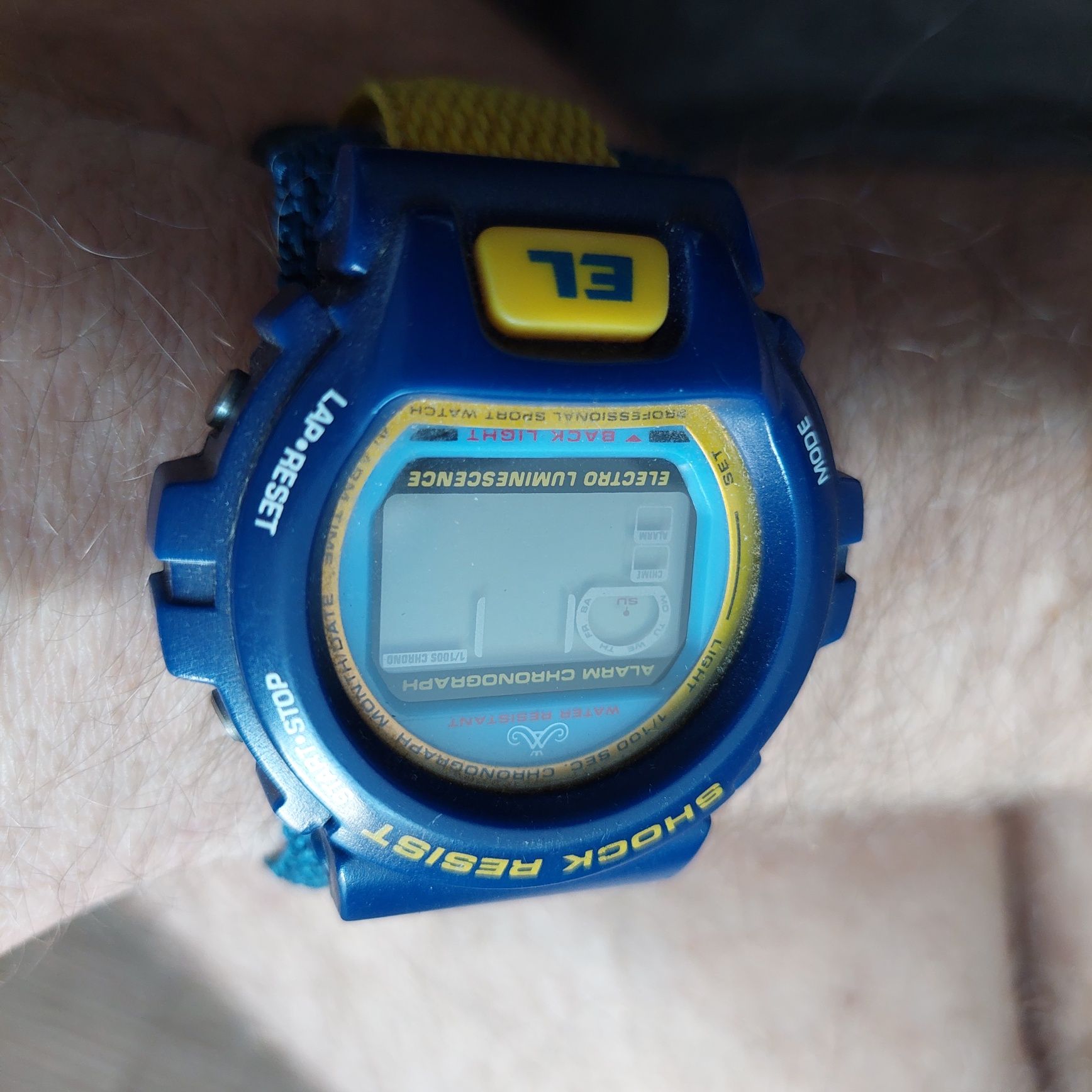 Zegarek elektroniczny niebieski podświetlany
