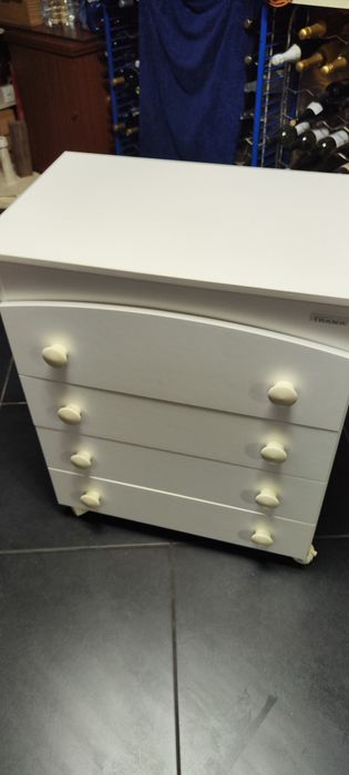 Cómoda com muda fraldas e banheira