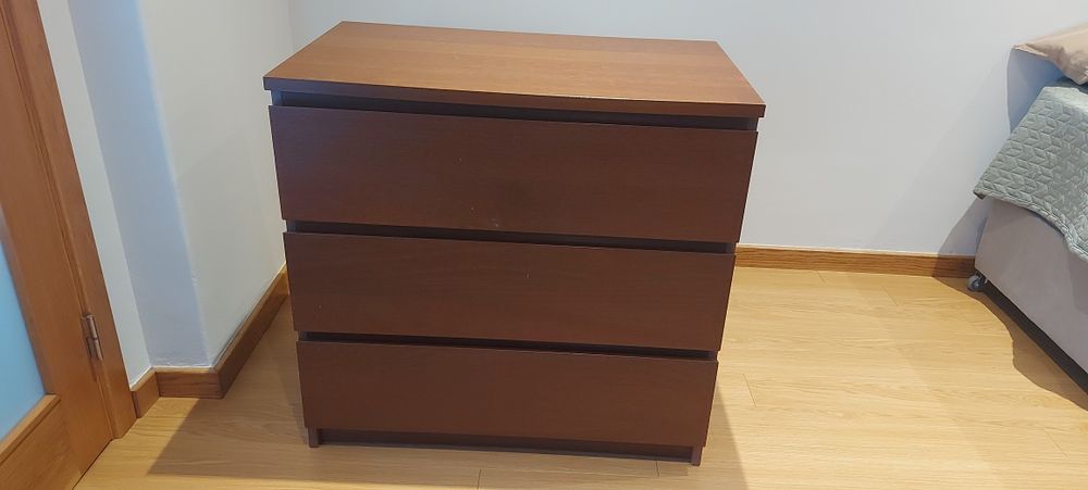 Cómoda castanha ikea