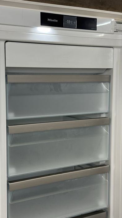 Сама топова вбудована морозильна камера. FNS 7794D. ActiveDoor