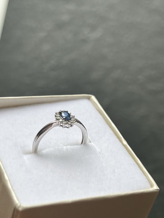 Pierscionek 13 szafir w białym zlocie i diamentach Jubitom
