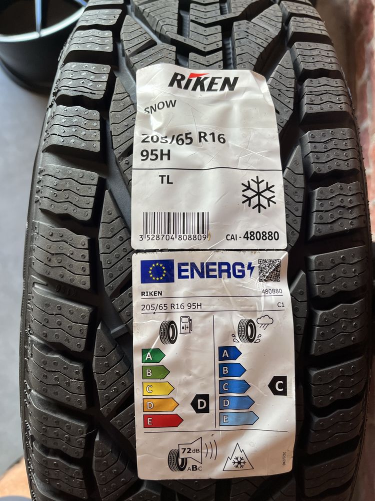 Koła Zimowe 16 Toyota Yaris Cross 205/65R16 Nowe 5x114,3 Czujniki