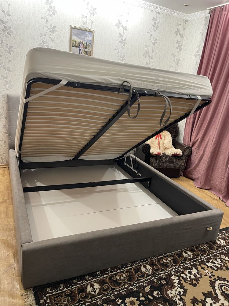 Ліжко з матрасом  продам