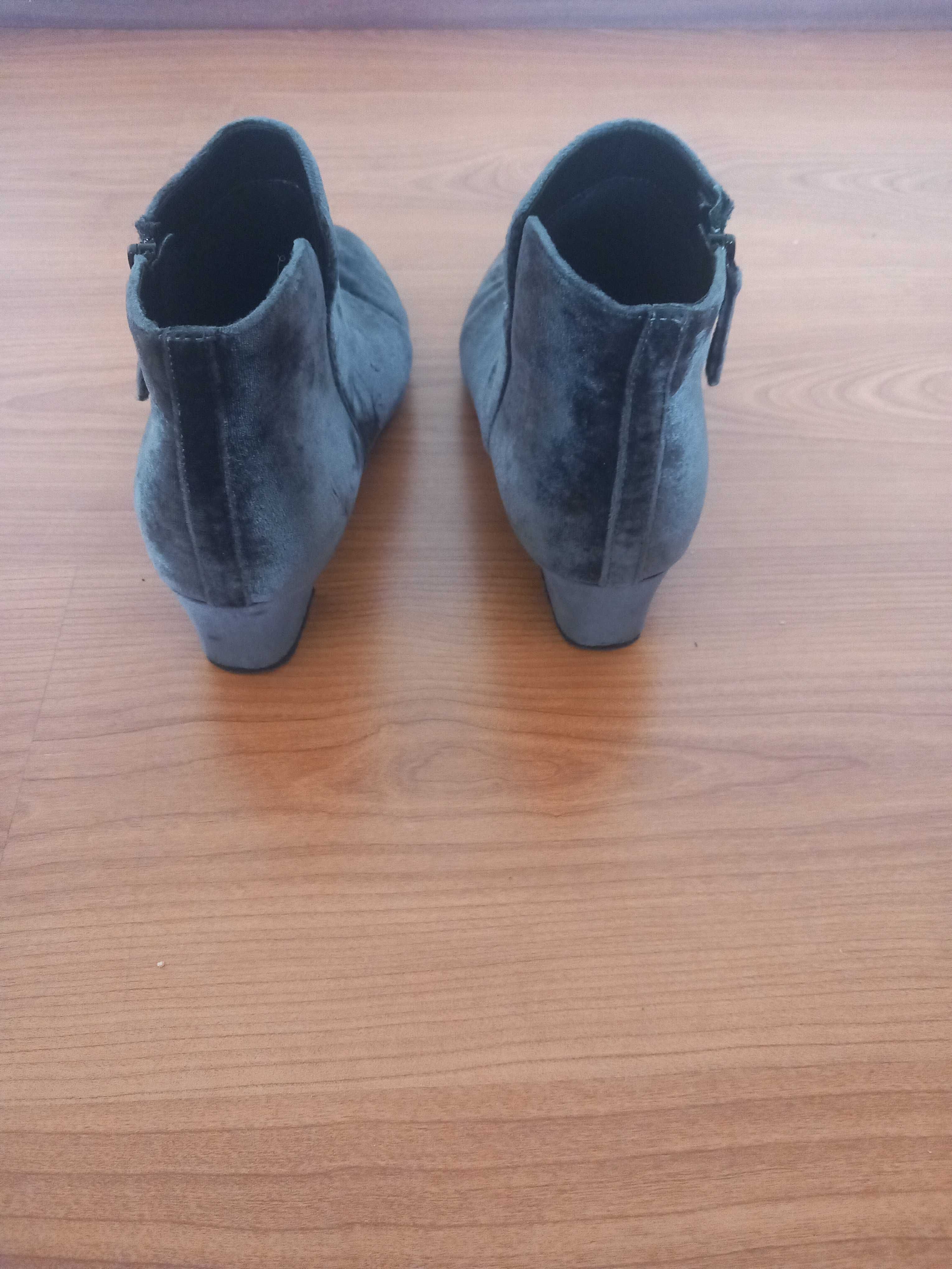 Botas - tamanho 38