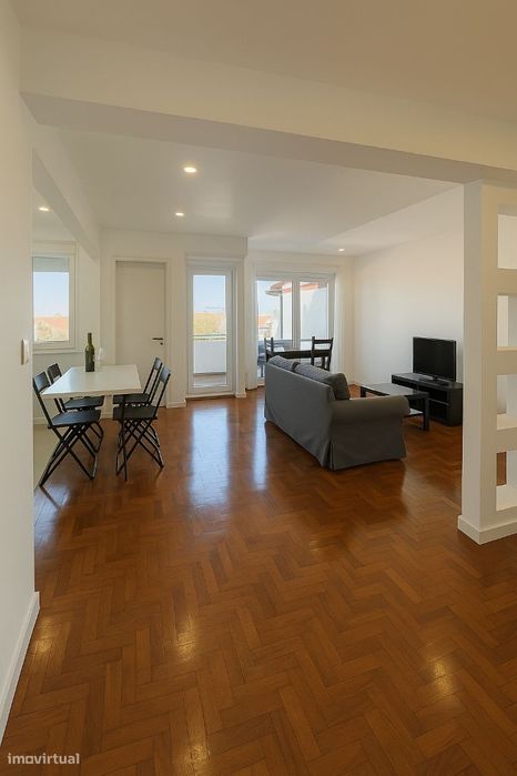 Apartamento T3 remodelado na melhor localização de Linda-a-Velha