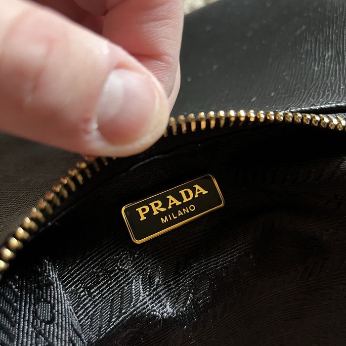 Сумка Prada re-edition leather handbag