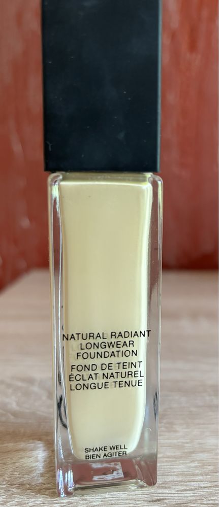 NARS podklad Natural Radiant Longwear Foundation - Podkład