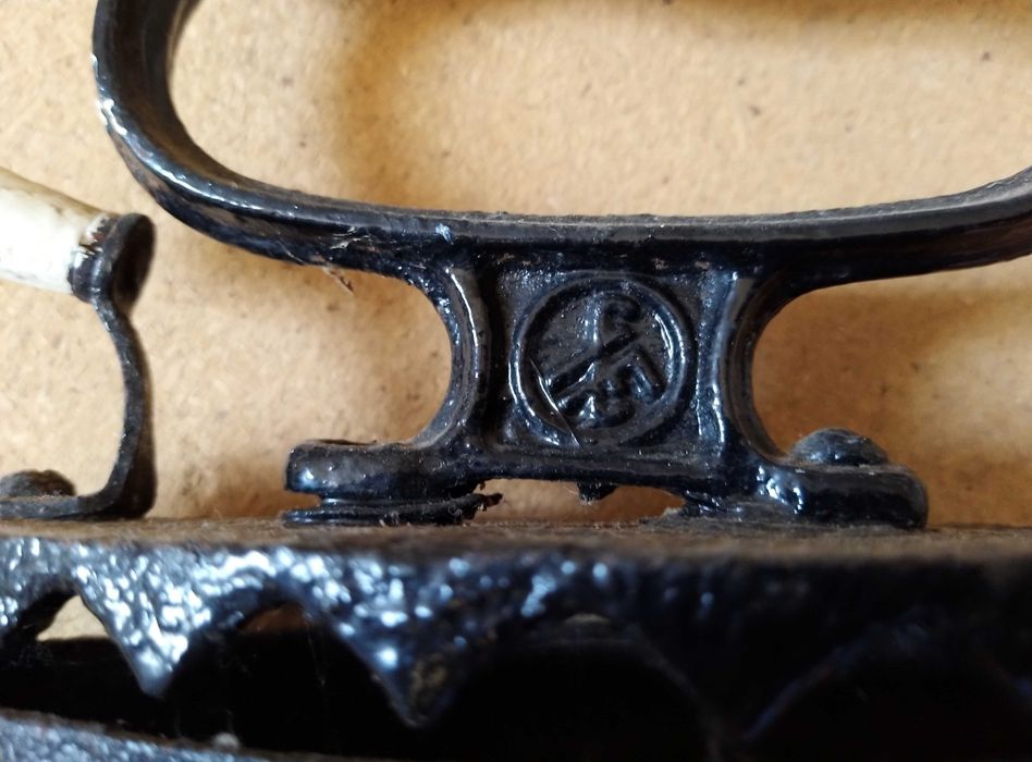 Ferro a carvão antigo