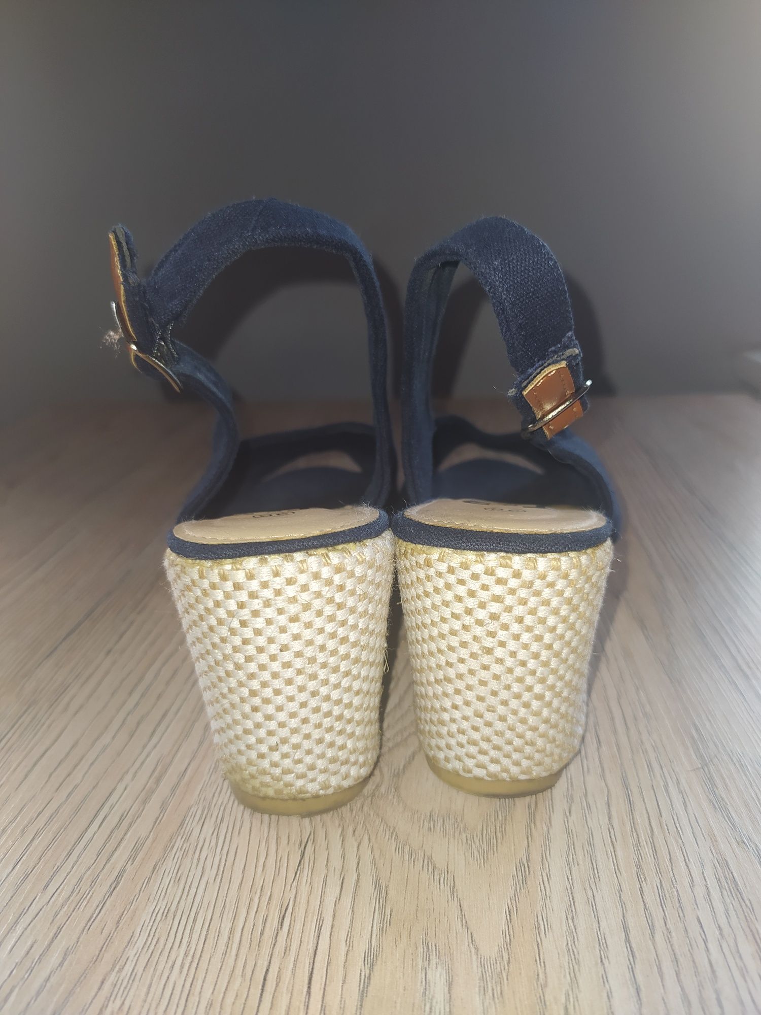 Granatowe szmaciane sandałki na koturnie rozmiar 36
