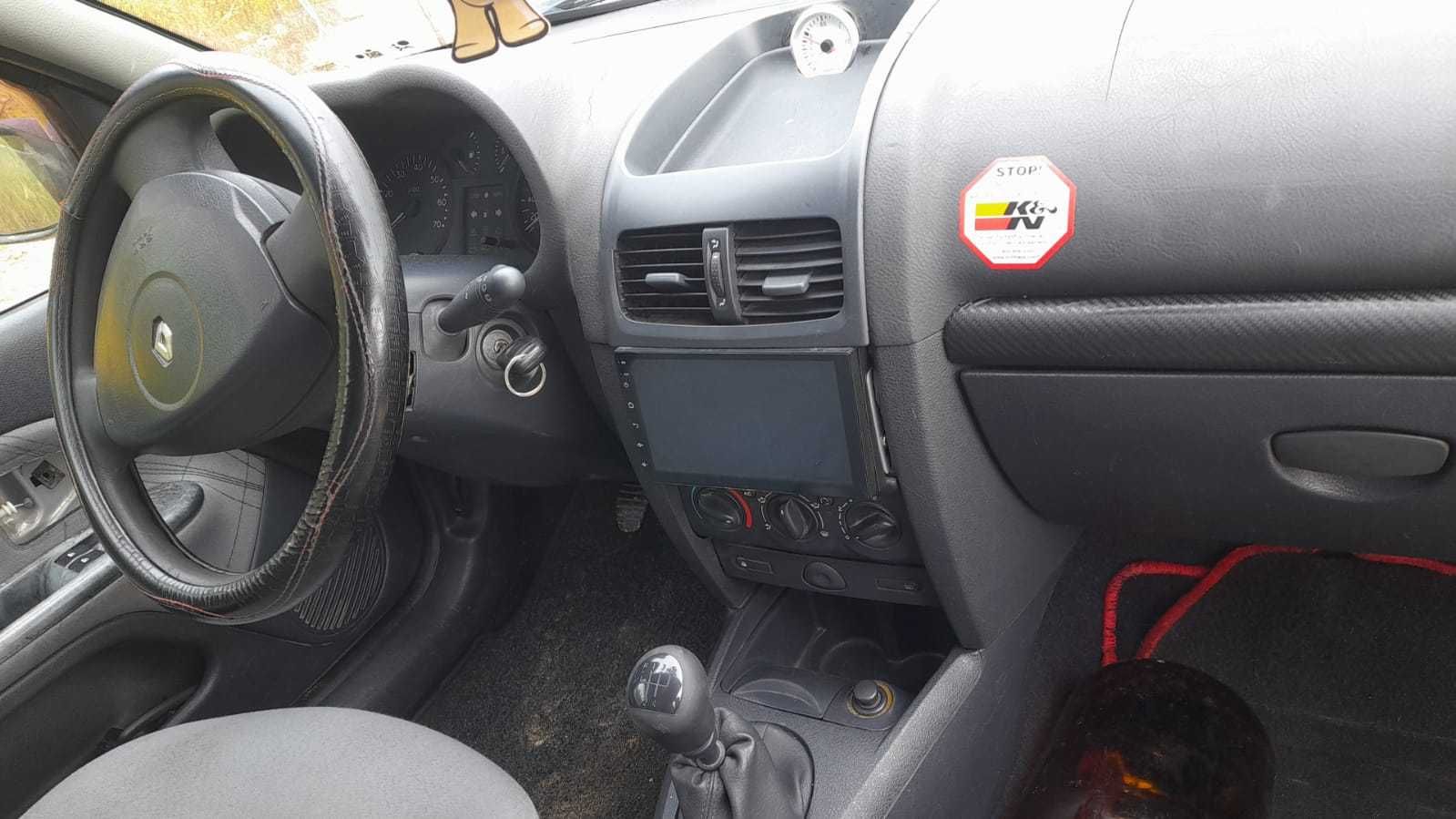 Renault Clio com motor avariado