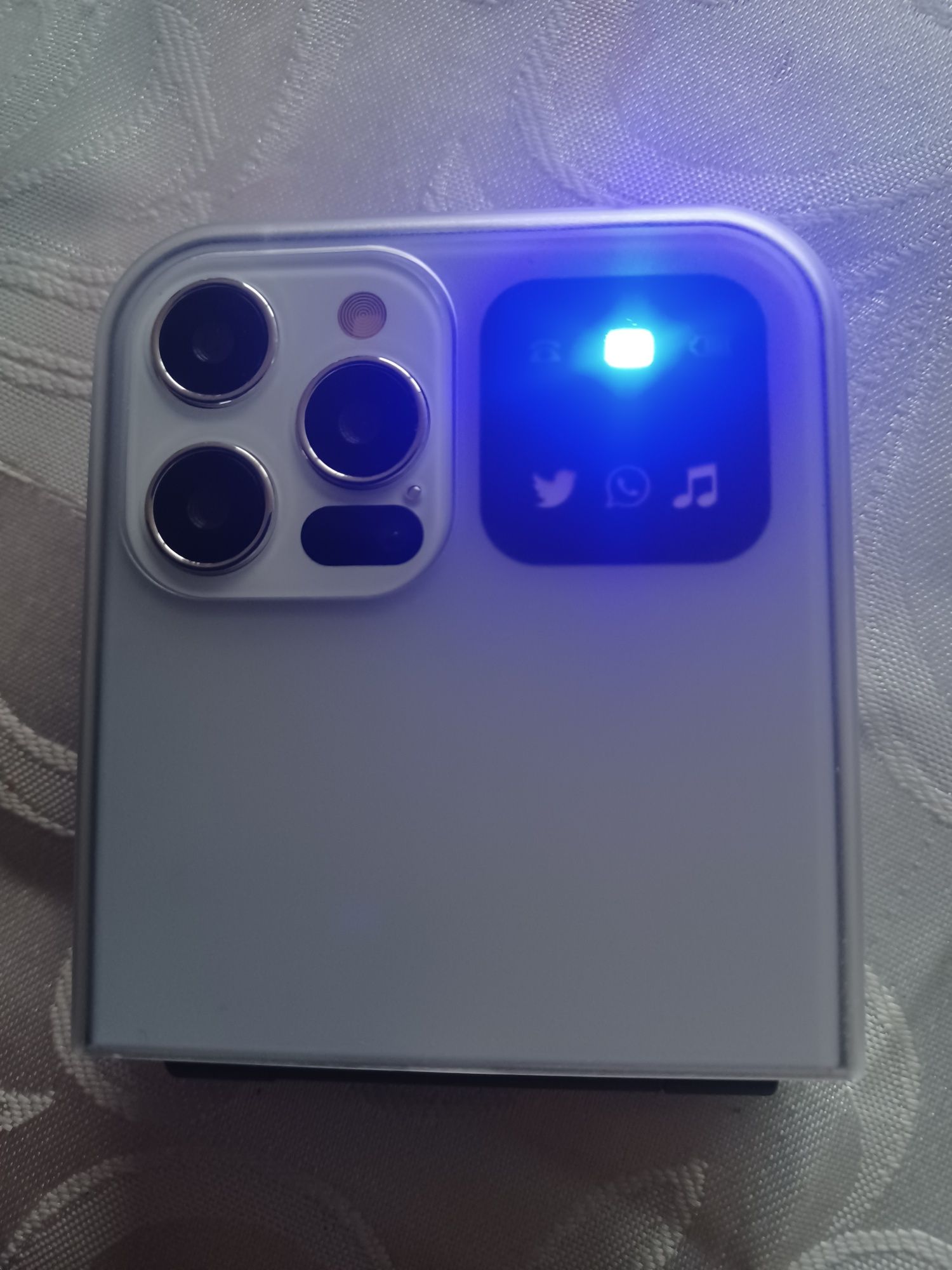 Telefon SERVO z klapką