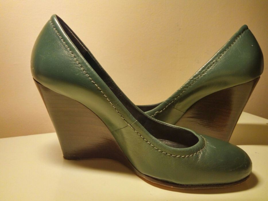 Sapato cunha em madeira