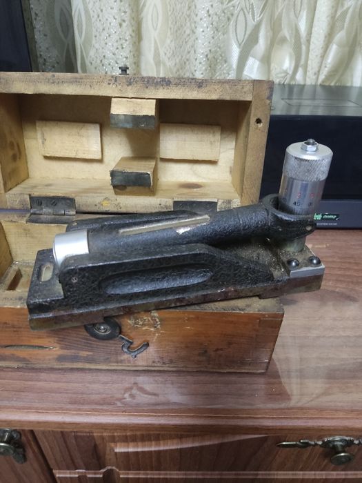 Брусковий рівень із мікрометричною подачею