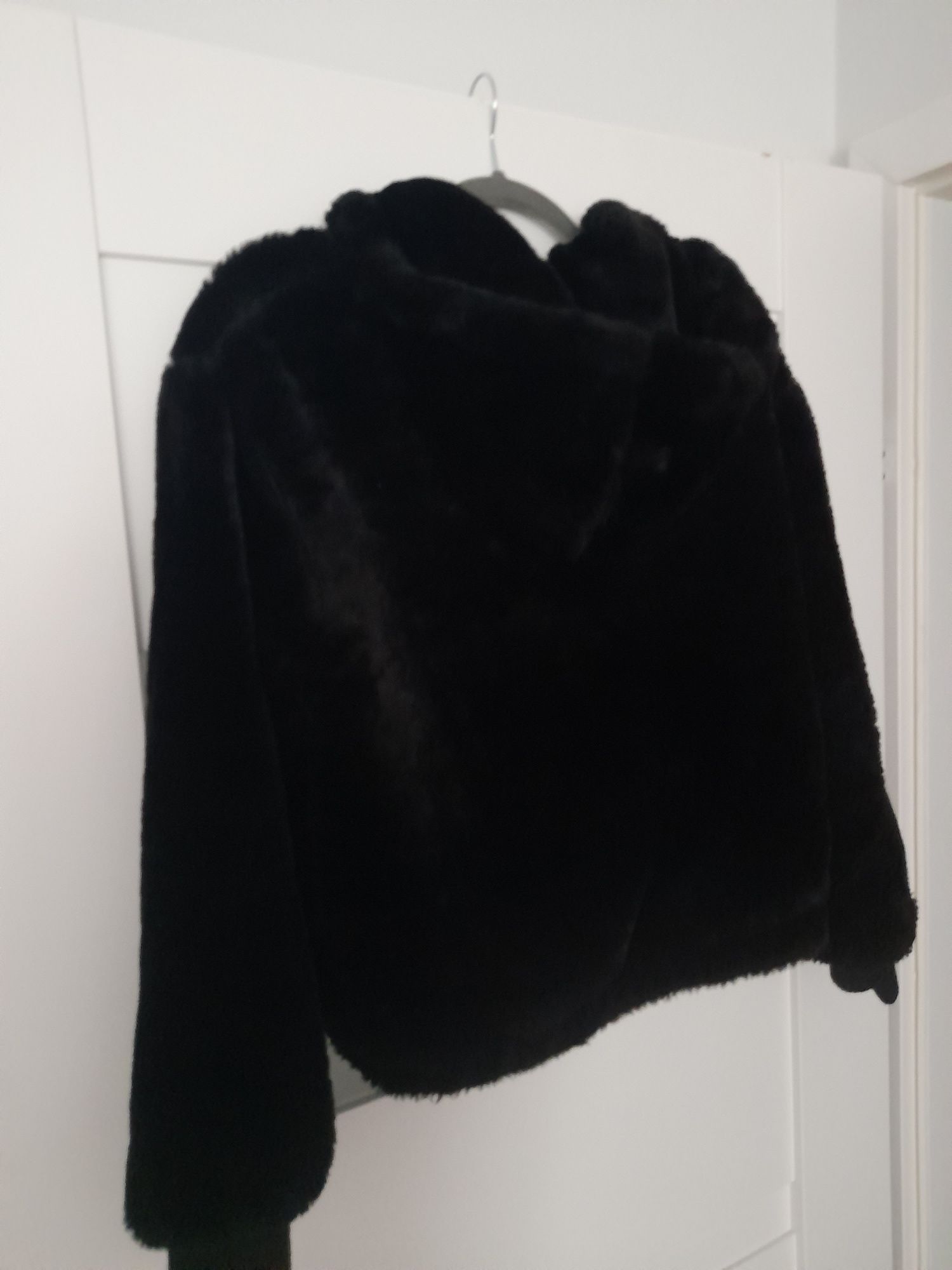 Kurtka futerko bershka xs czarne z kapturem