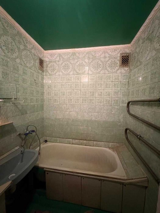 Продається 3-кімнатна квартира з автономним опаленням у селищі Нове!