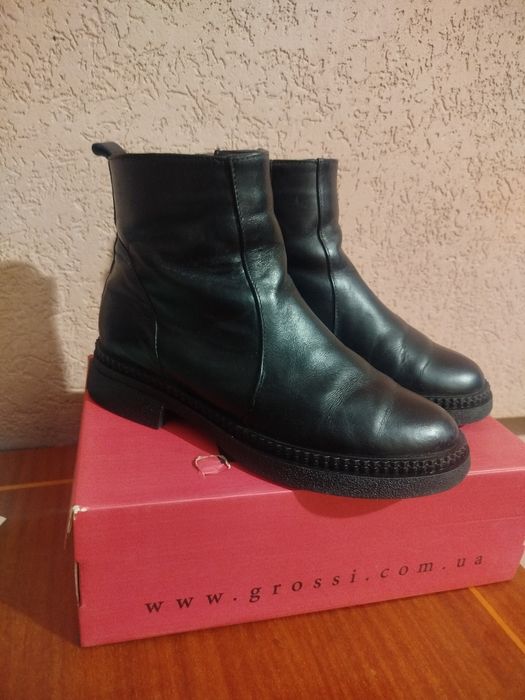 Челсі натуральна шкіра чорного кольору в доброму стані зимовий сезон