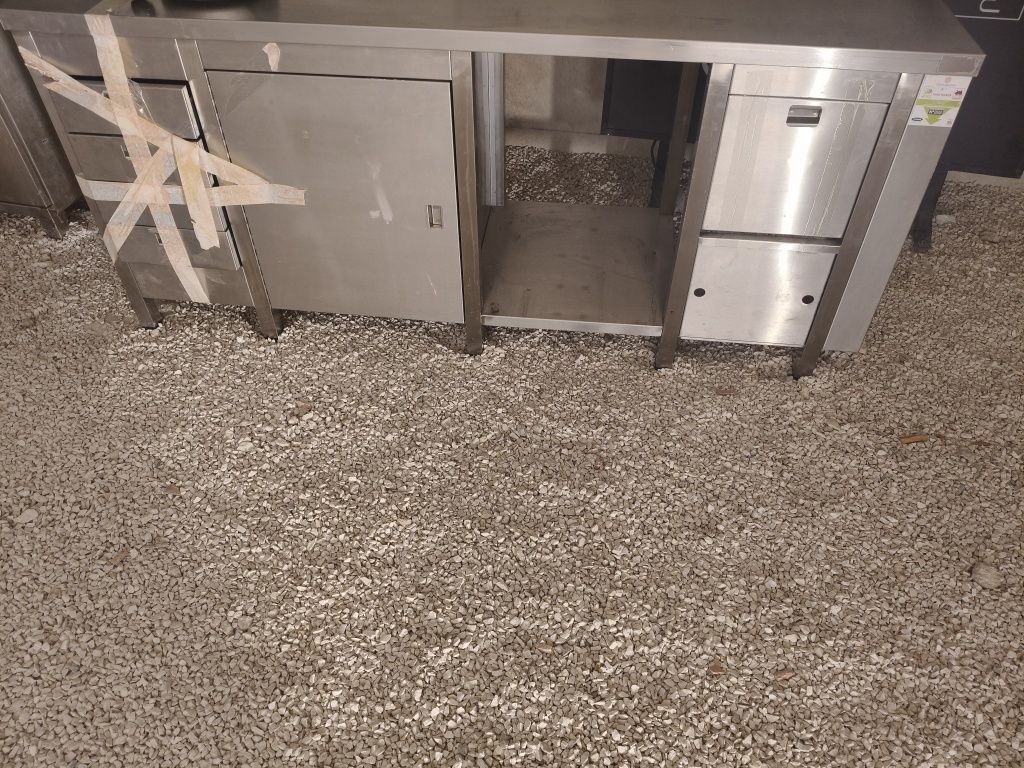 Bancada de cafetaria com gavetas e porta de arrumação