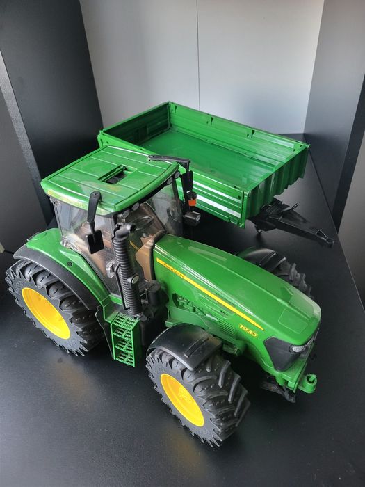 Traktor z przyczepa bruder