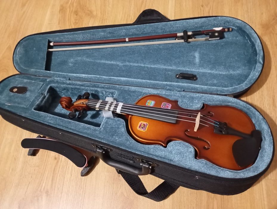 1/8 Violin, including bow, shoulder rest, and case64284649377282120