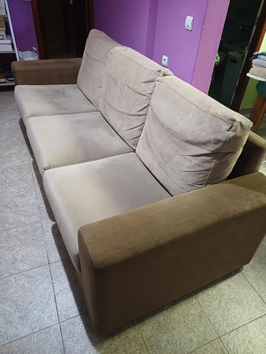 Sofá de três lugares