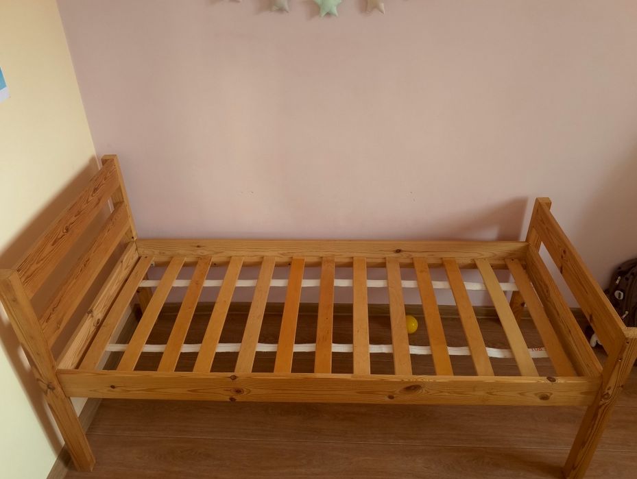 Дитяче ліжко з матрацом.