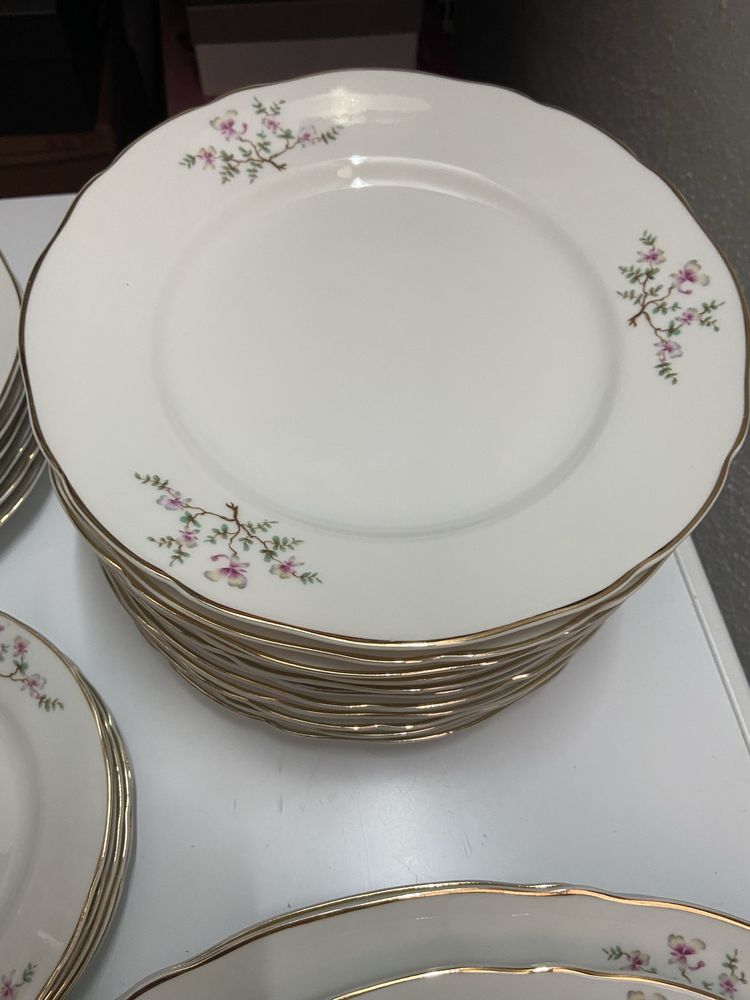Conjunto de pratos muito antigos