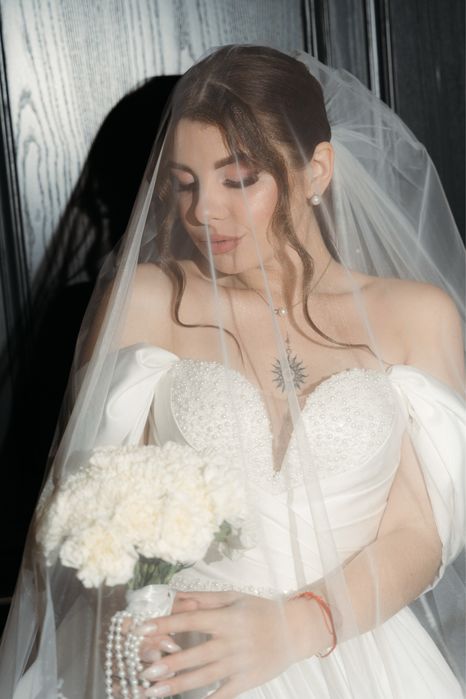 Весільна сукня з атласу