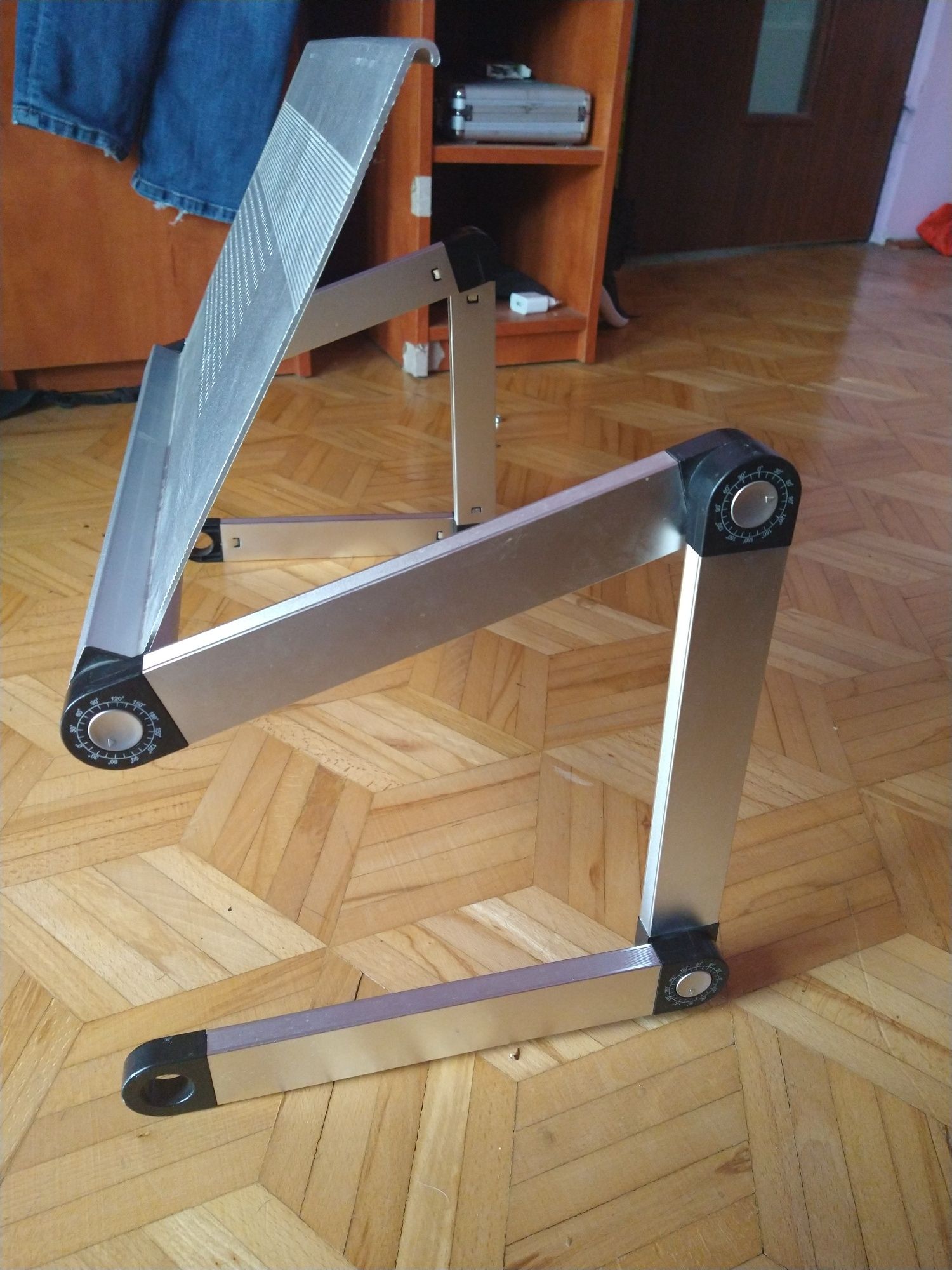 Regulowany stolik nocny na laptopa