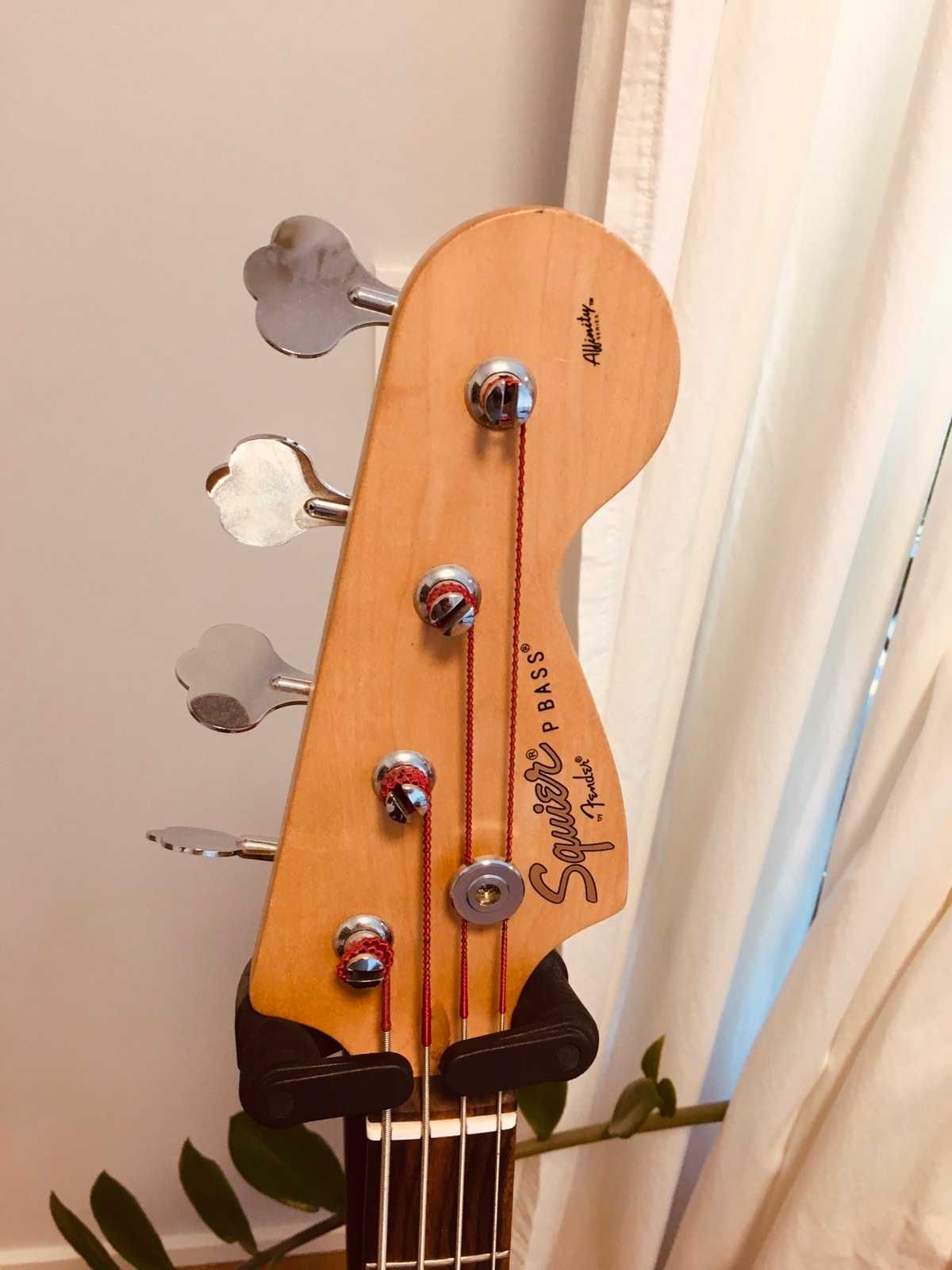 Бас гитара  SQUIER BY FENDER серия AFFINITY Precision Bass 2001 г.