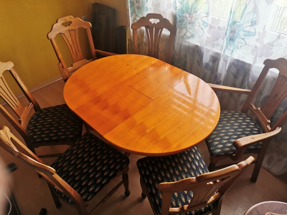 Stół rozkładany z krzesłami, bardzo wygodne krzesła