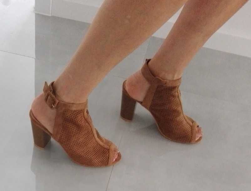 Sandały na słupku r. 40