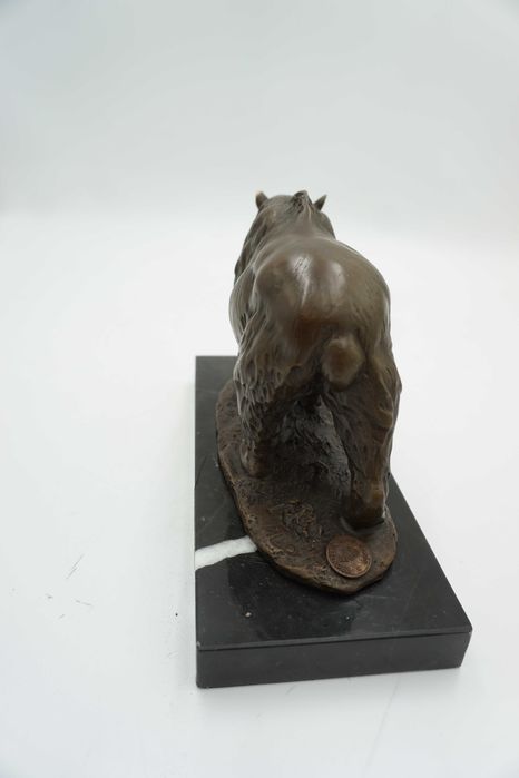 FIGURA Z BRĄZU niedźwiedź miś z z rybą