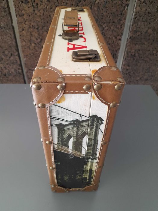 Mala Retro América usada em MDF e forrada a tela canvas em bom estado.