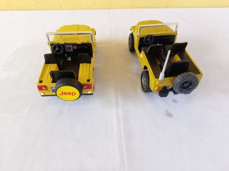 Brinquedos em plástico e chapa