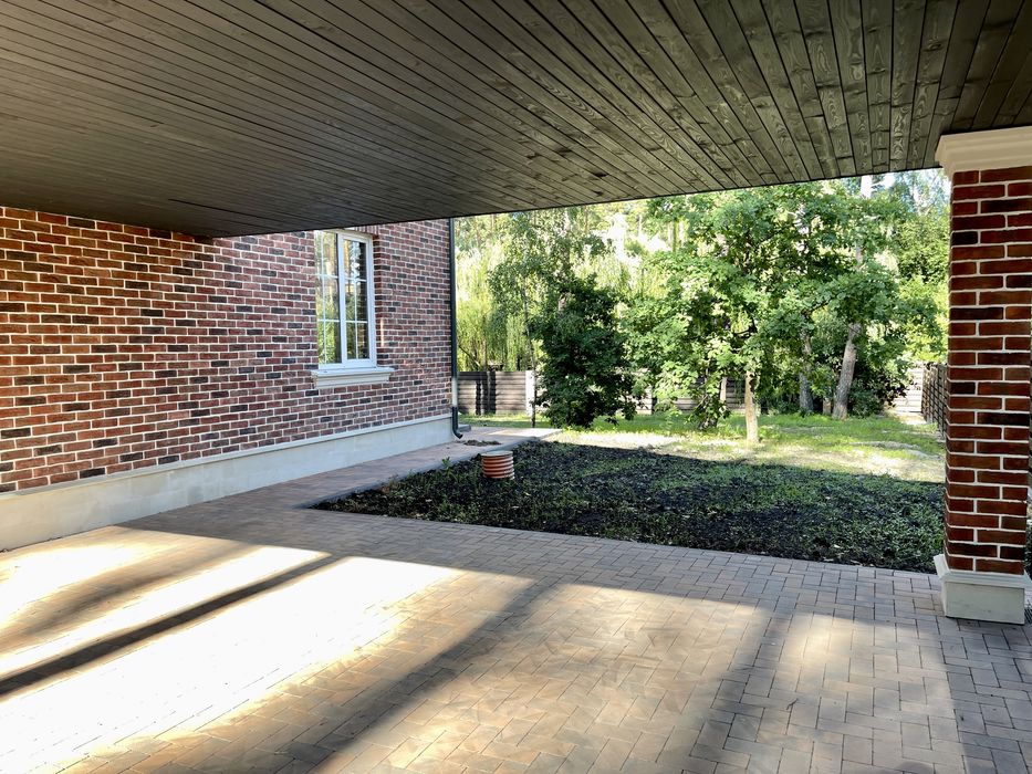 Дом в коттеджном городке в лесной Буче.