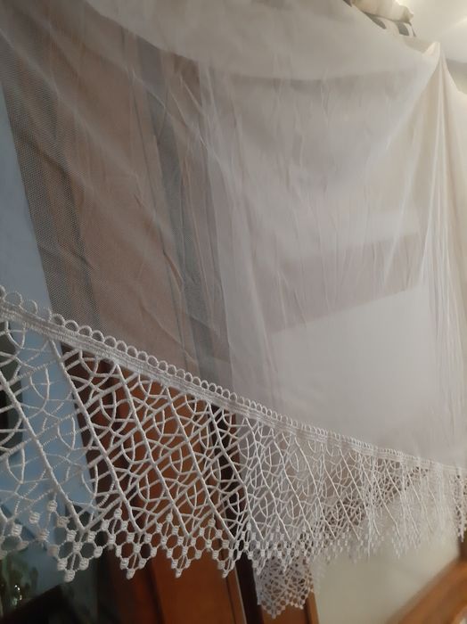 Sprzedam śliczna biala firankę z gipiurą dl. 155-160, 3 m