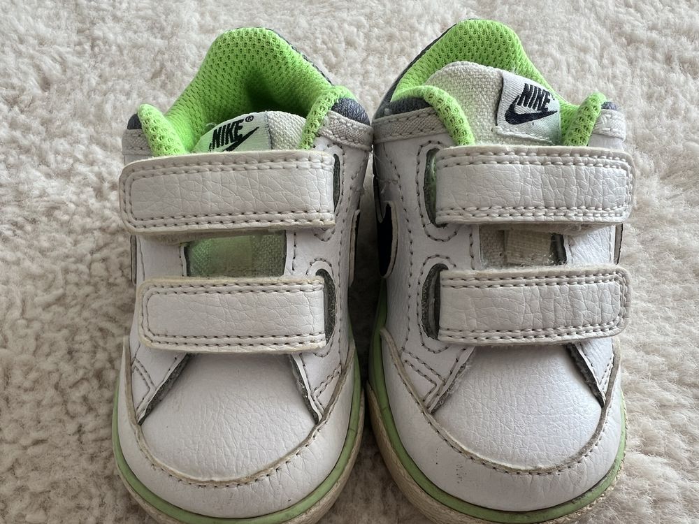 Дитячі кросівки Nike.